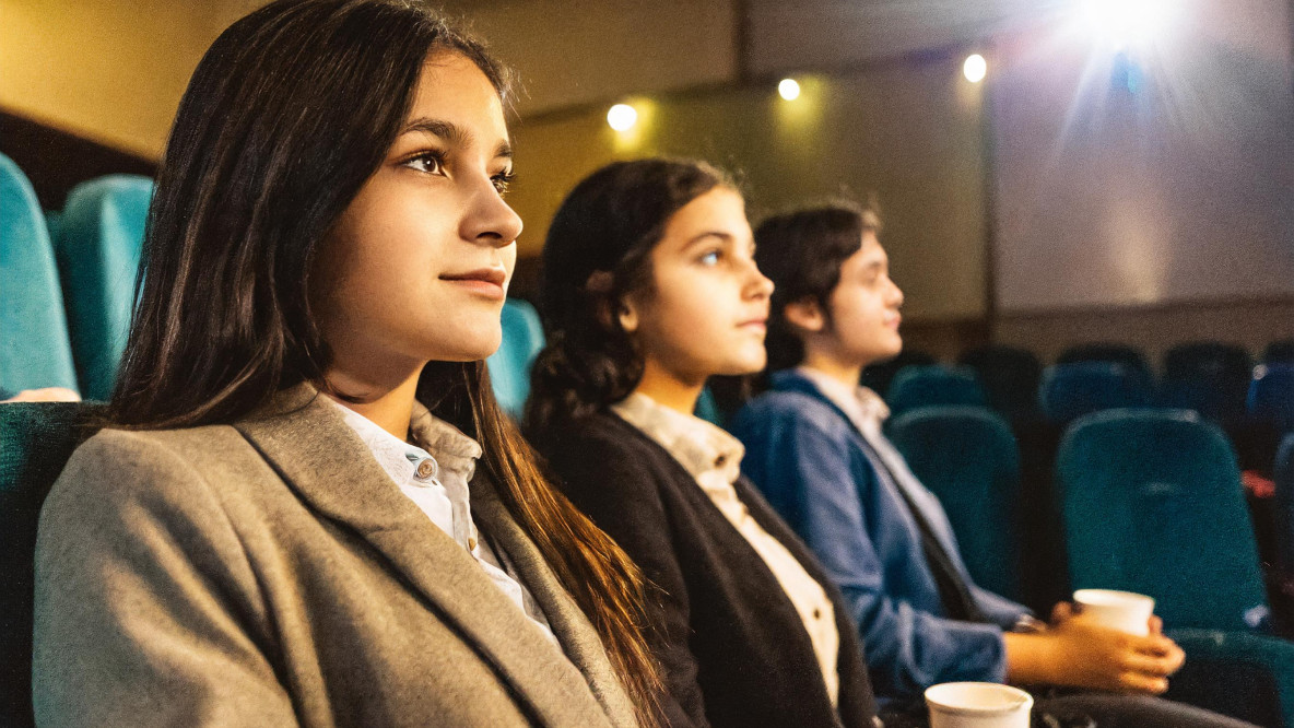 KI generiertes Bild. Jugend im Kino.
