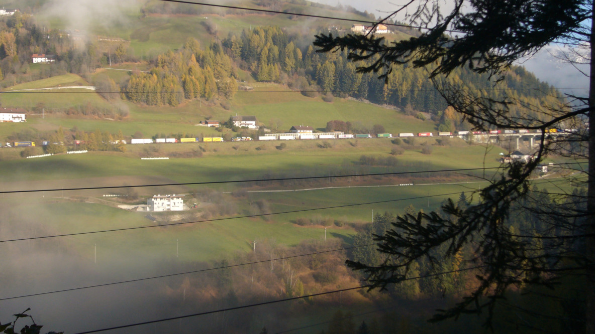 Stehende LKWs am Brenner